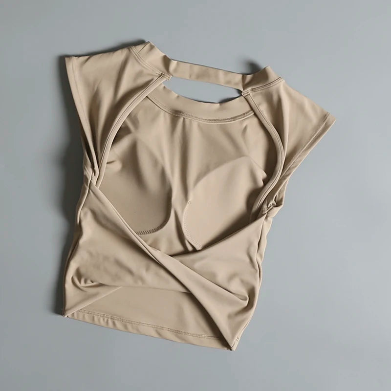 Camiseta deportiva corta sin espalda con almohadillas fijas en el pecho para mujer