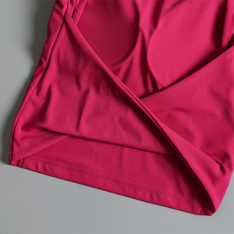 Camiseta deportiva corta sin espalda con almohadillas fijas en el pecho para mujer