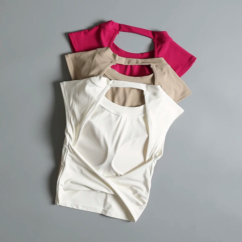 Camiseta deportiva corta sin espalda con almohadillas fijas en el pecho para mujer