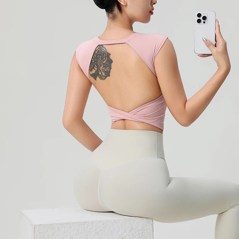 Camiseta deportiva corta sin espalda con almohadillas fijas en el pecho para mujer