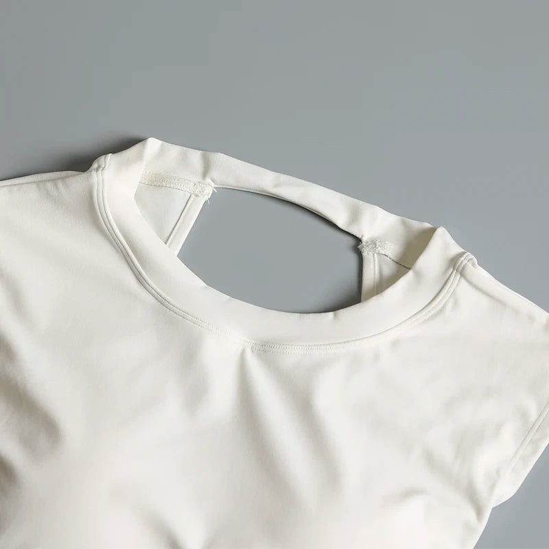 Camiseta deportiva corta sin espalda con almohadillas fijas en el pecho para mujer