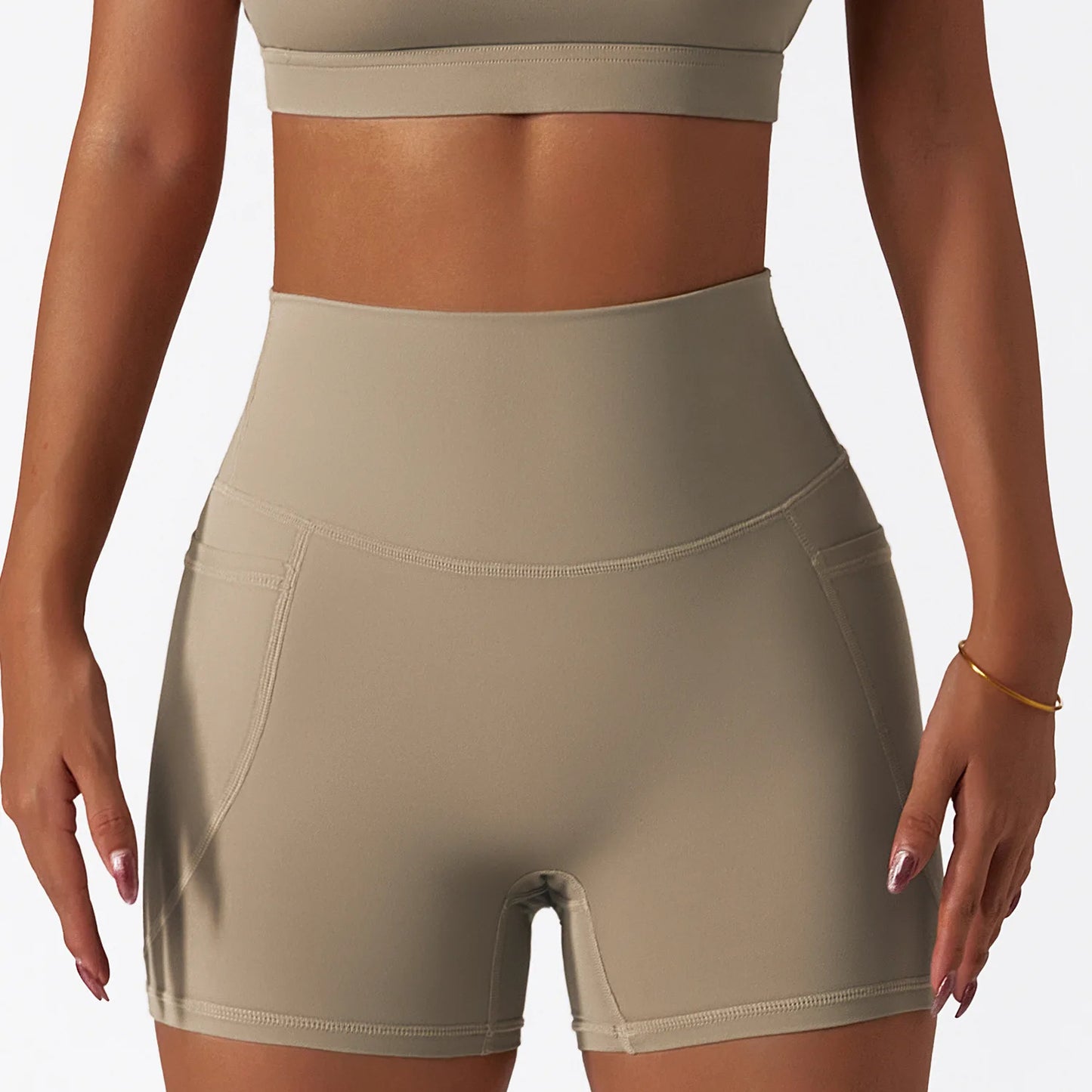 Pantalon corto de cintura alta con efecto push up y realce de cadera con bolsillo para deporte.