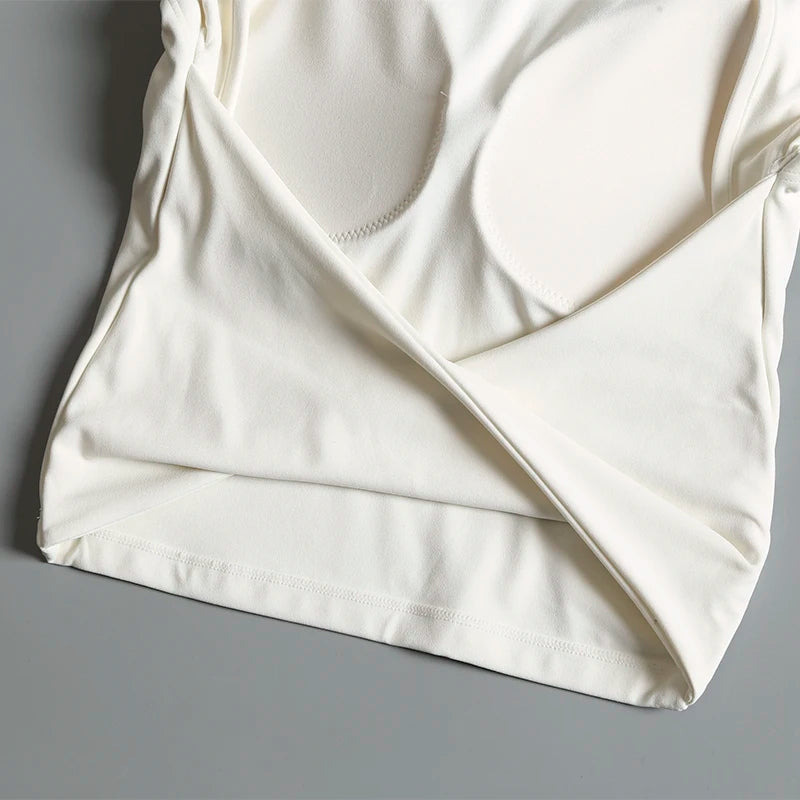 Camiseta deportiva corta sin espalda con almohadillas fijas en el pecho para mujer