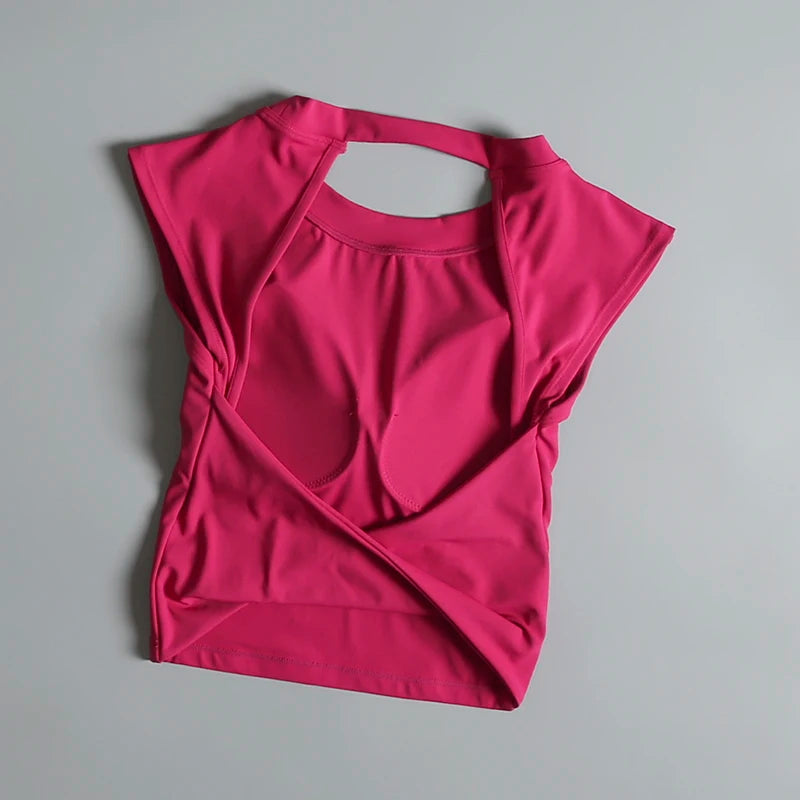 Camiseta deportiva corta sin espalda con almohadillas fijas en el pecho para mujer