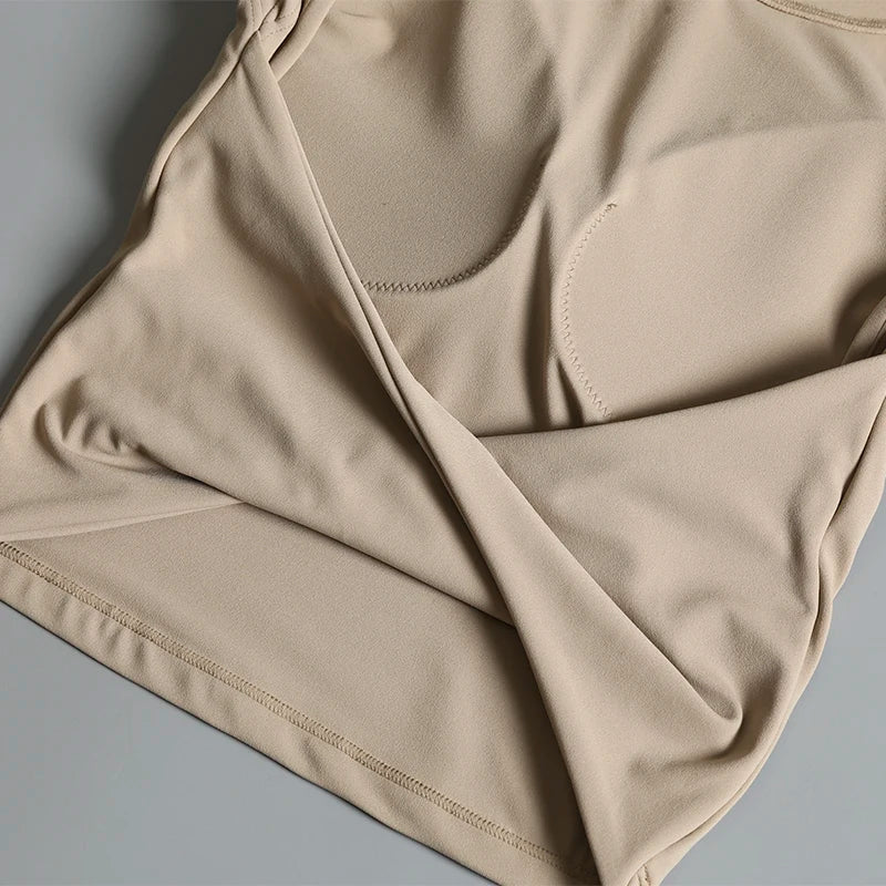 Camiseta deportiva corta sin espalda con almohadillas fijas en el pecho para mujer