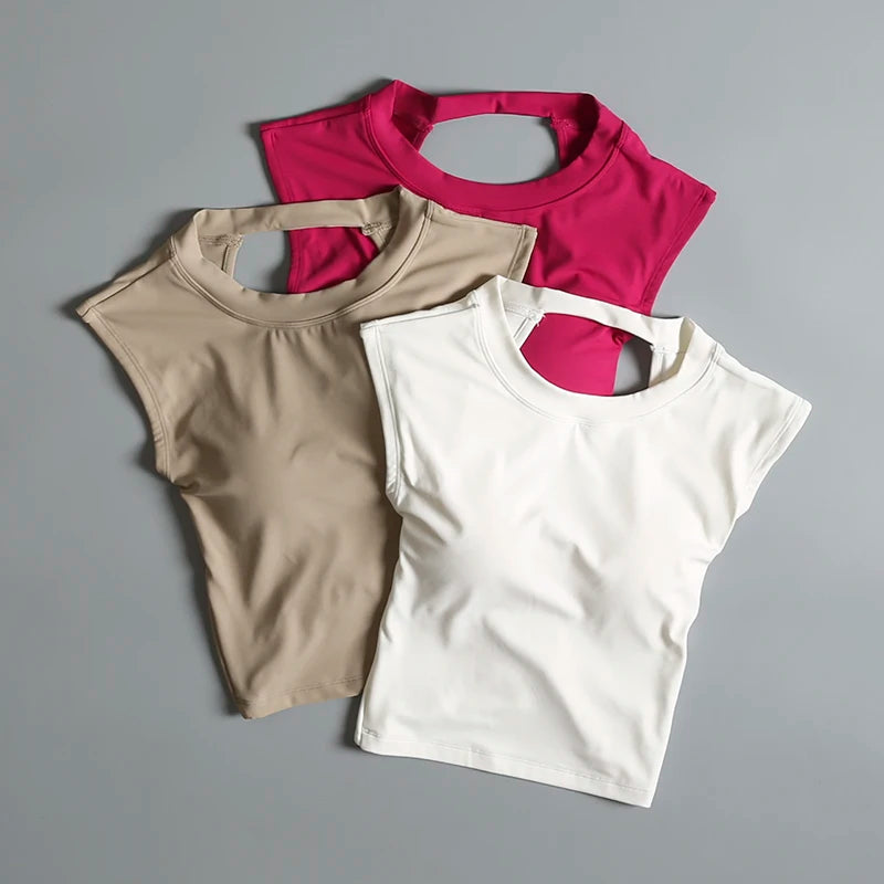 Camiseta deportiva corta sin espalda con almohadillas fijas en el pecho para mujer