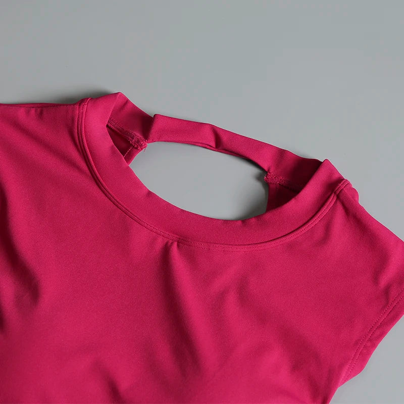 Camiseta deportiva corta sin espalda con almohadillas fijas en el pecho para mujer