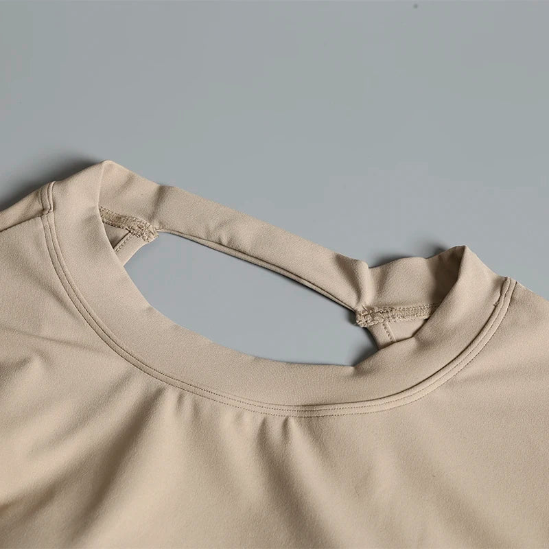 Camiseta deportiva corta sin espalda con almohadillas fijas en el pecho para mujer