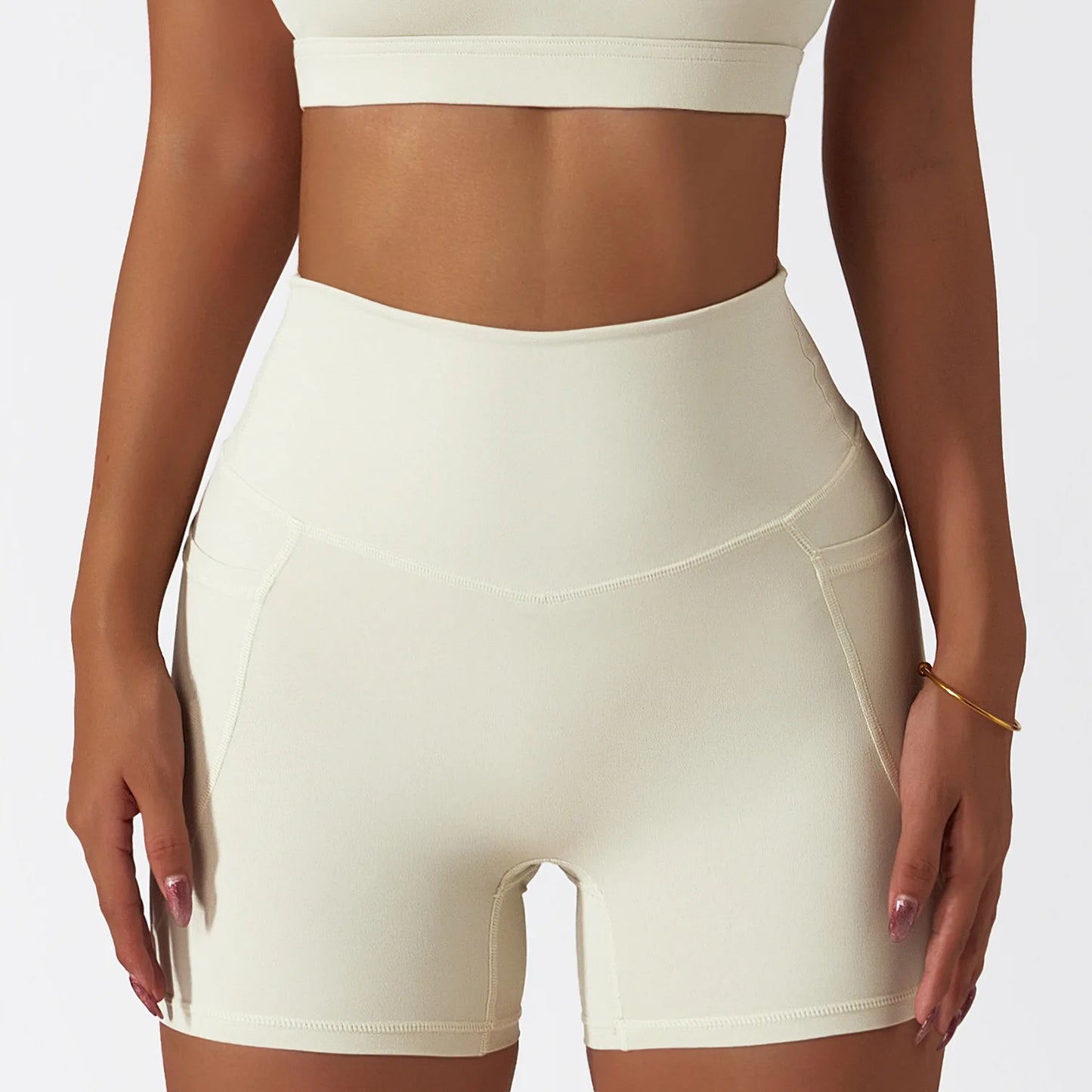Pantalon corto de cintura alta con efecto push up y realce de cadera con bolsillo para deporte.
