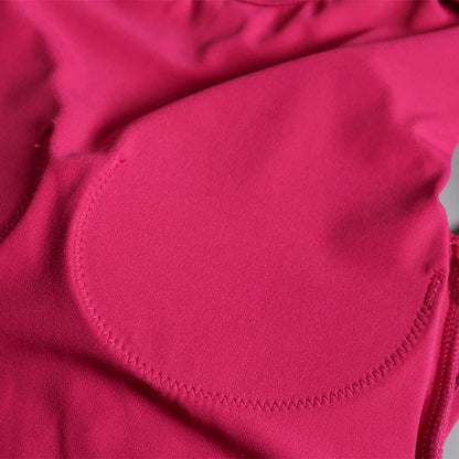 Camiseta deportiva corta sin espalda con almohadillas fijas en el pecho para mujer