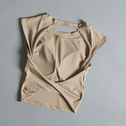 Camiseta deportiva corta sin espalda con almohadillas fijas en el pecho para mujer