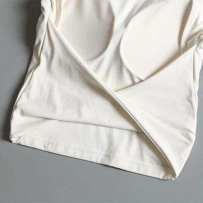 Camiseta deportiva corta sin espalda con almohadillas fijas en el pecho para mujer