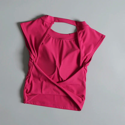 Camiseta deportiva corta sin espalda con almohadillas fijas en el pecho para mujer